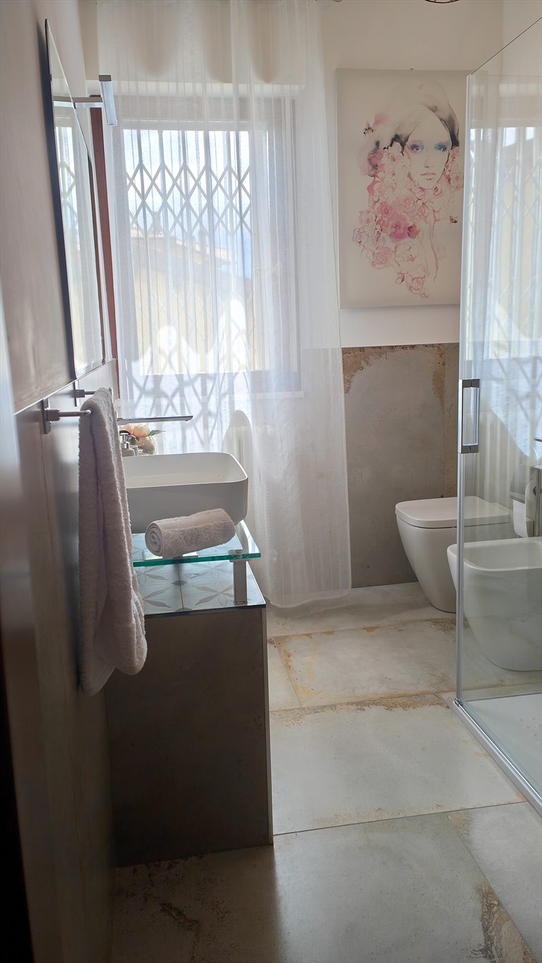 Il bagno principale con il box doccia e il lavabo appoggiato