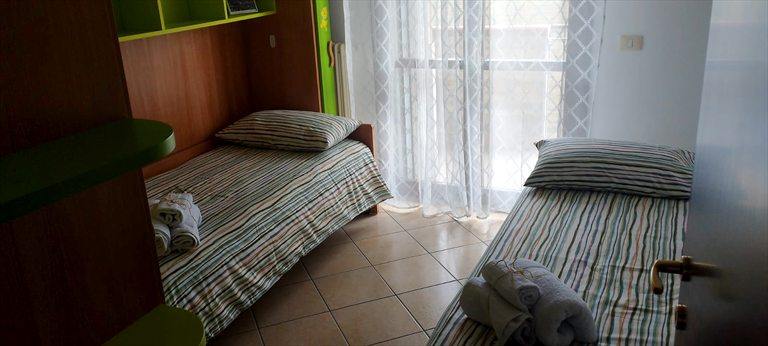 La camera dei ragazzi con i due letti singoli e l'armadio verde