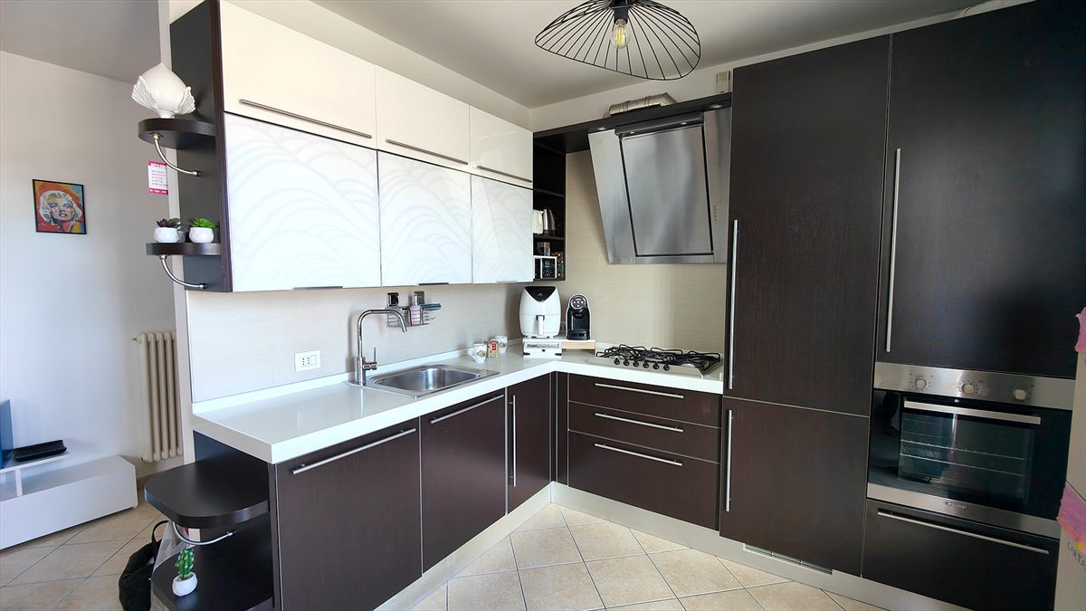 La cucina angolare con piano cottura a gas, forno e frigorifero