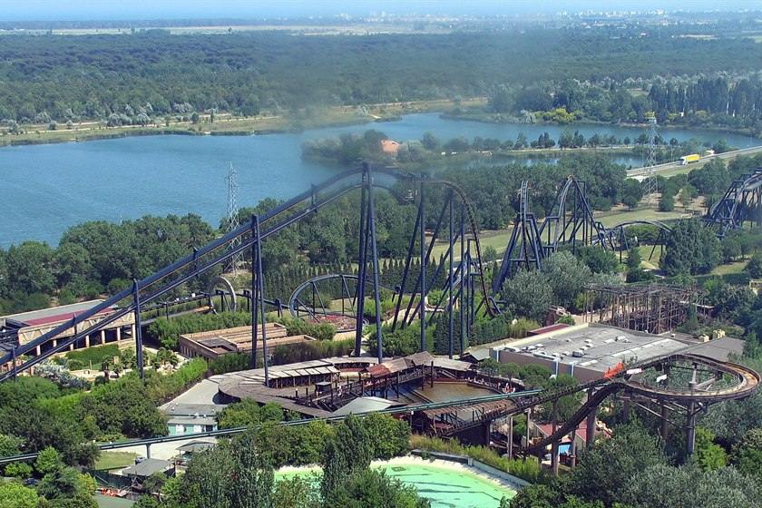 Il parco di Mirabilandia visto dall'alto, con le montagne russe e il lago al centro