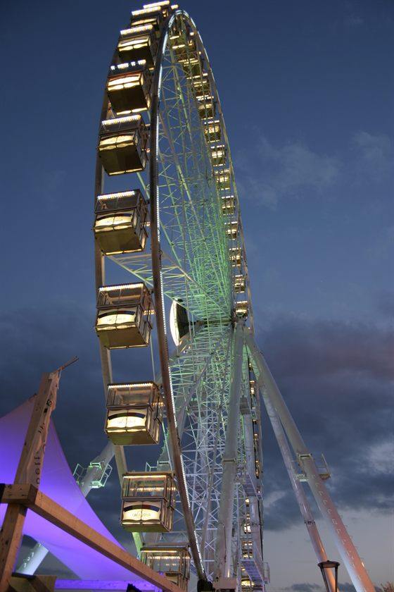 La ruota panoramica di Rimini illuminata al calare della sera