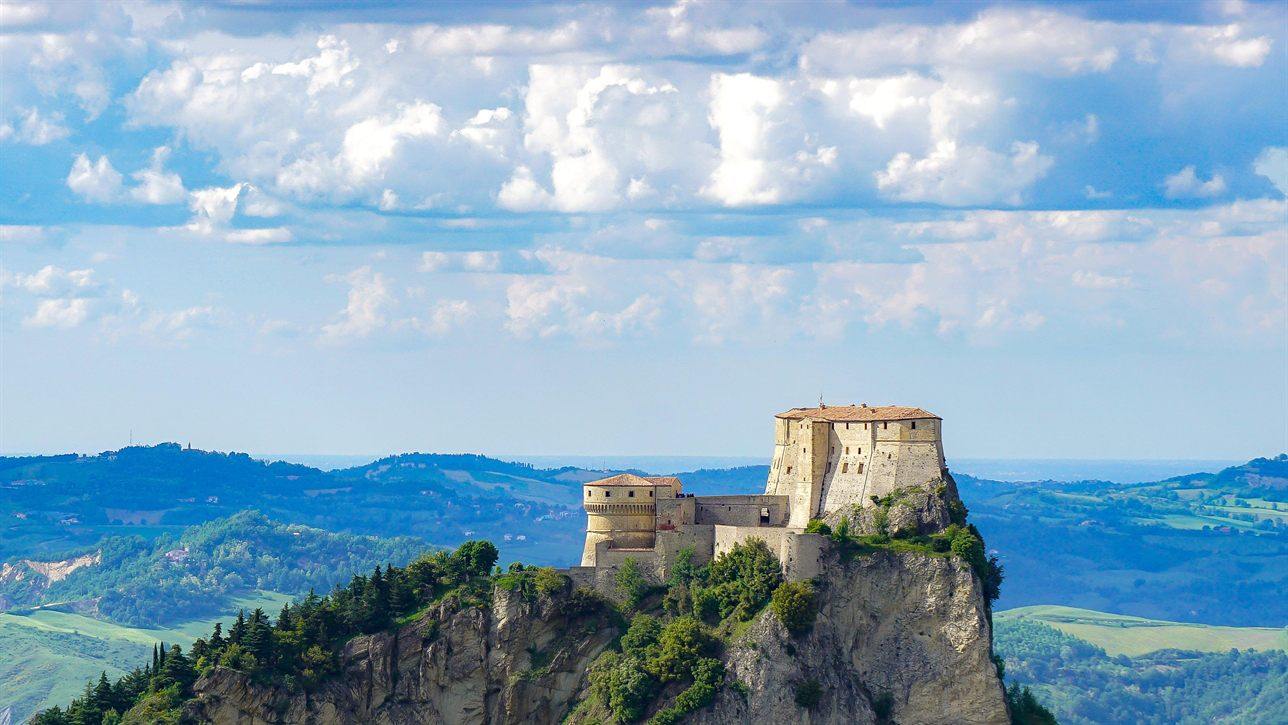 Die Festung von San Leo auf dem Felsen, dahinter das Marecchia-Tal